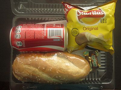 [SERV-COM-BOXL] Box Lunch Con Cuernito O Chapata, Un Jugo, Una Gelatina, Una Futa De Temporada Y Una Botana